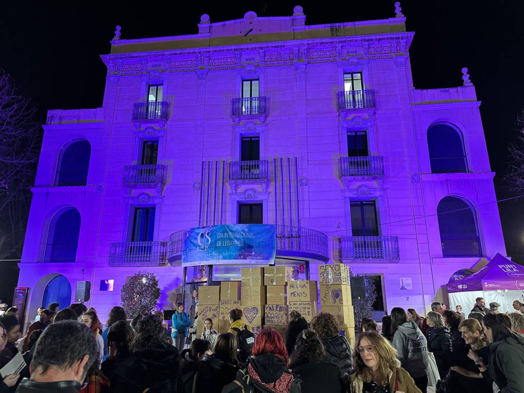 L'edifici de l'Ajuntament il·luminat de lila pel Dia Internacional de les Dones.