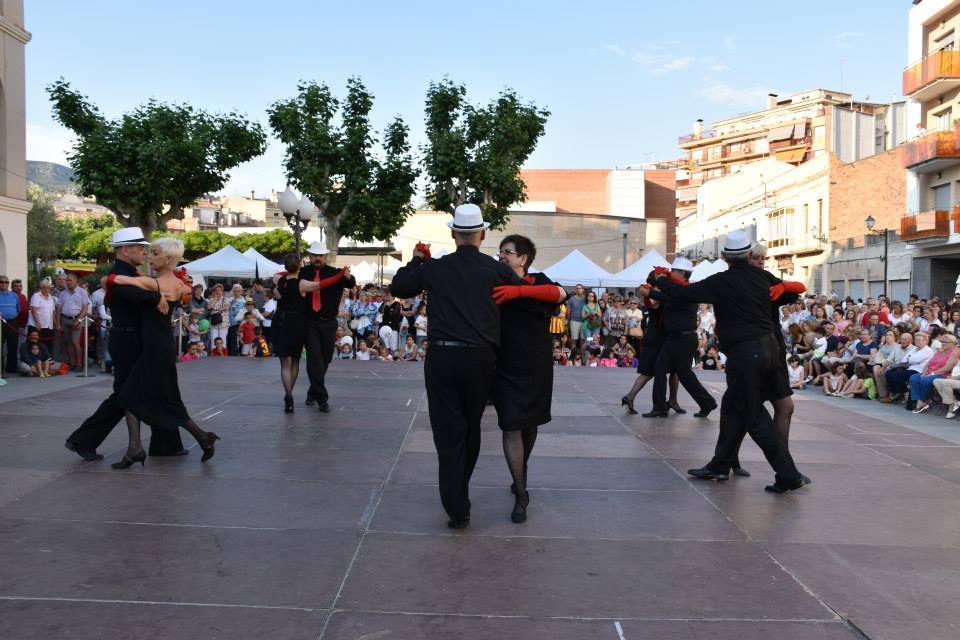 Actuació d'Olesa Ball durant una edició de la Mostra d'entitats d'Olesa.