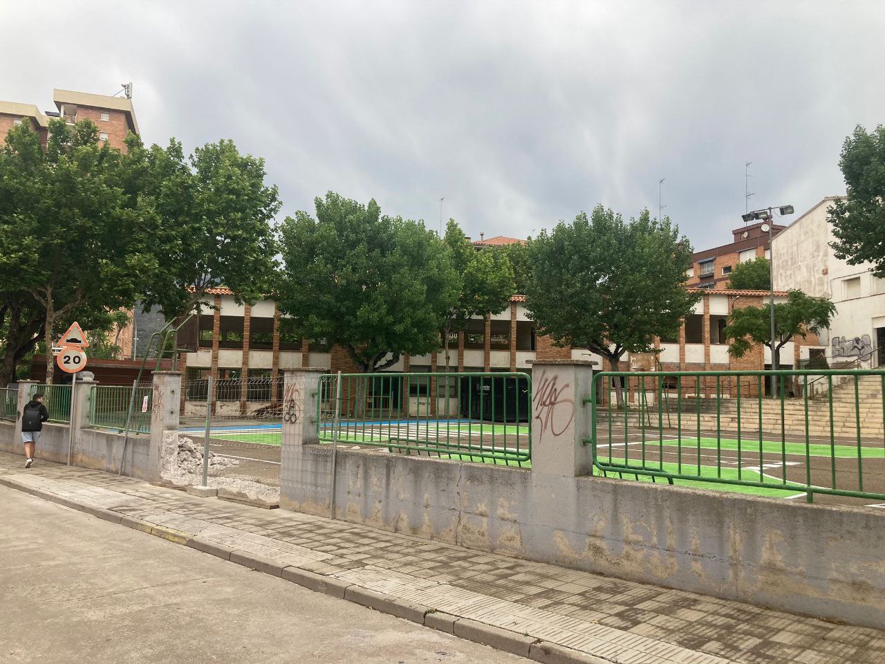 Obres d'enderroc de l'antiga escola Sant Bernat. Maig de 2023