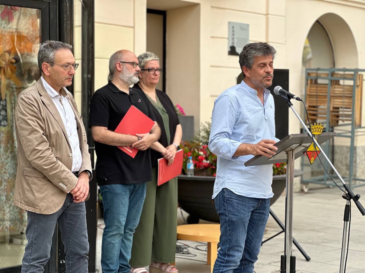 L'alcalde en funcions, Miquel Riera, dirigeix unes paraules als assistents de l'acte d'homenatge als olesans víctimes dels camps nazis