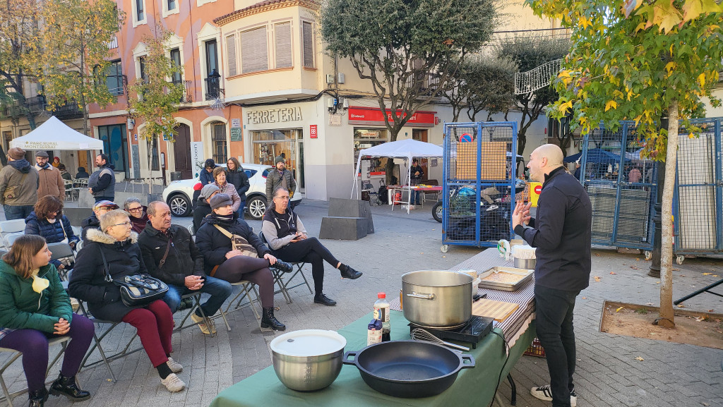 El Cuiner Jordi Llobet fa un Showcooking a la Plaça de les Fonts amb públic