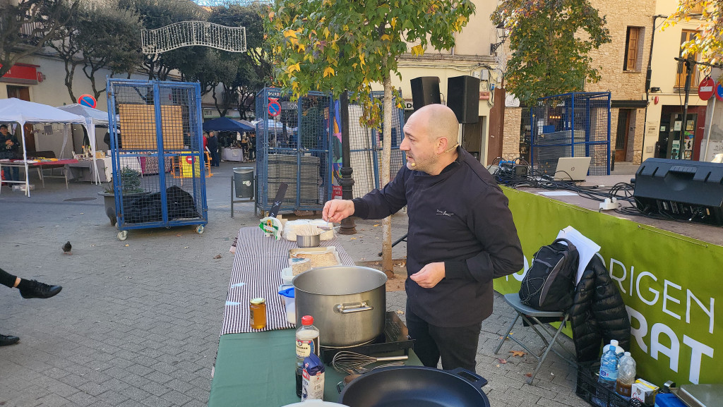 El Cuiner Jordi Llobet fa un Showcooking a la Plaça de les Fonts amb públic