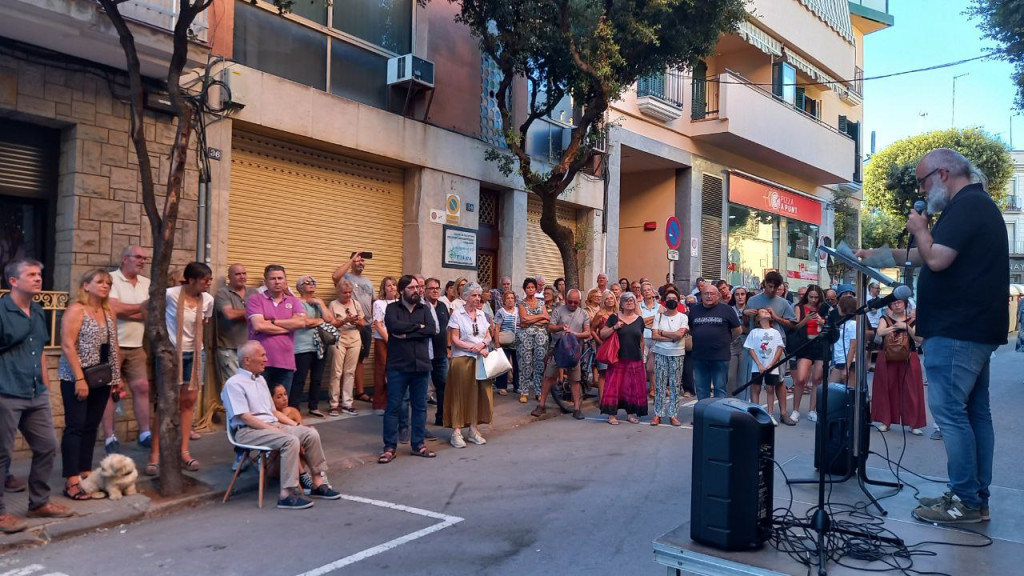 Assistents a l'acte de descoberta de la plaça Institucional a Pere Francesch