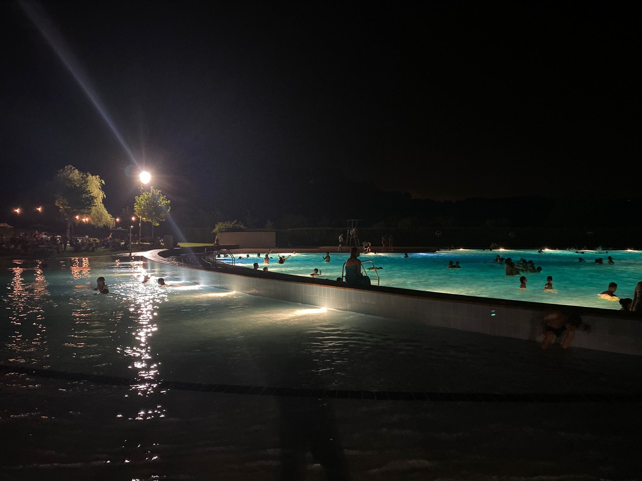 Bany nocturn a la piscina municipal
