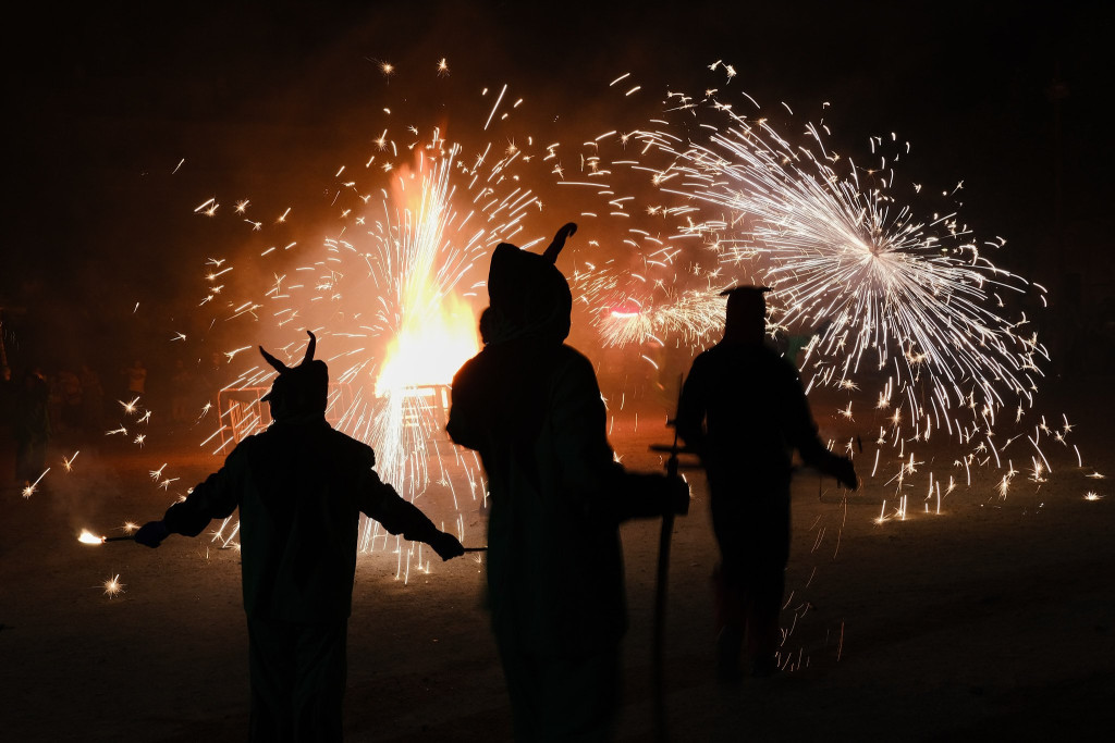 Encesa de la foguera de Sant Joan amb els dimonis