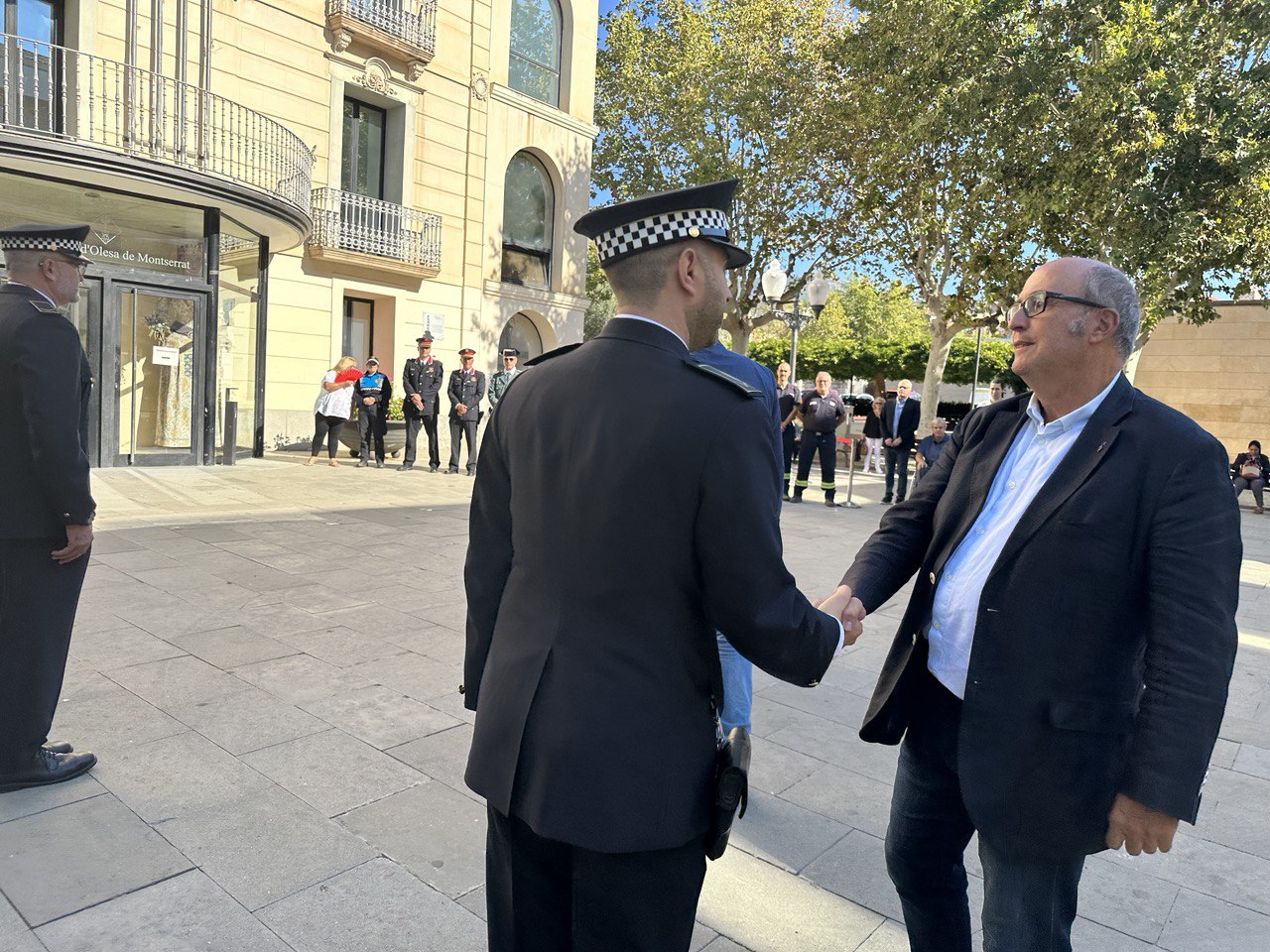 Regidor de Seguretat Ciutadana, Jordi Martínez, saludant a agents de la Policia Local per la celebració de Sant Miquel 2023