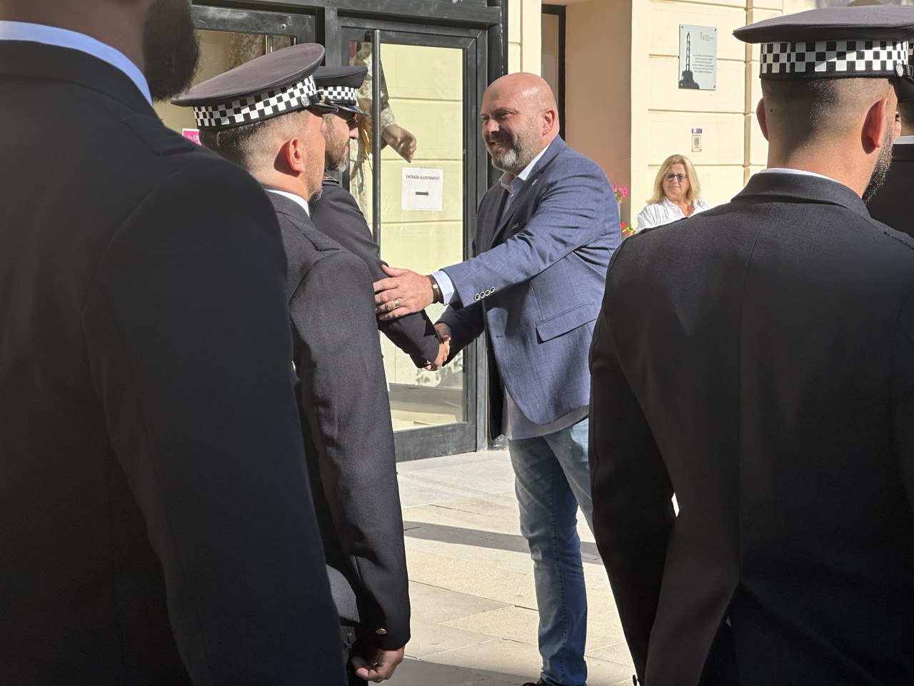 Alcalde, Jordi Parent, saludant a agents de la Policia Local per Sant Miquel 2023