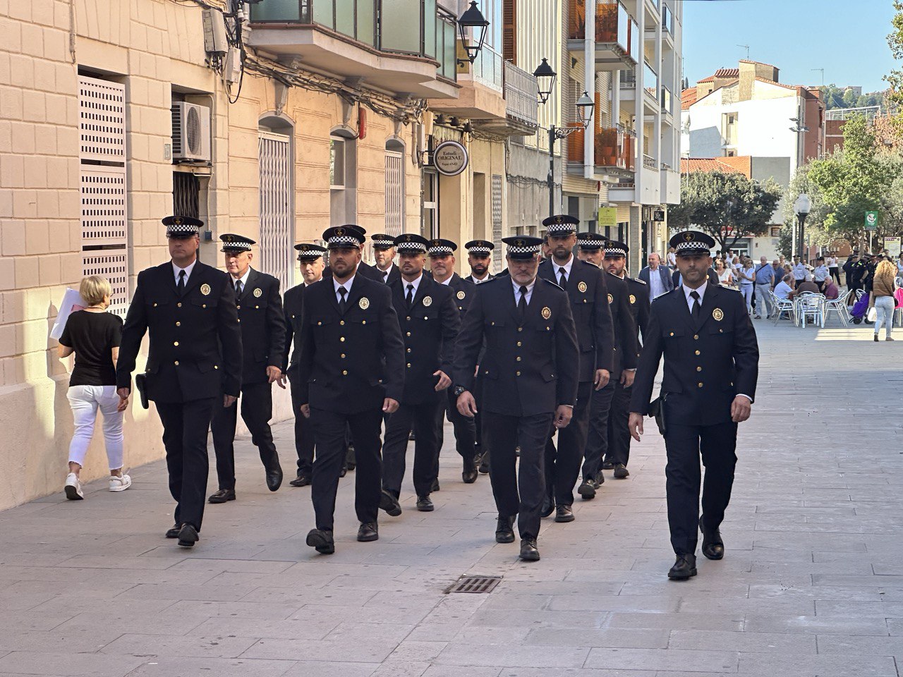 Cos de la Policia Local d'Olesa de Montserrat dirigint-se a la Casa de Cultura