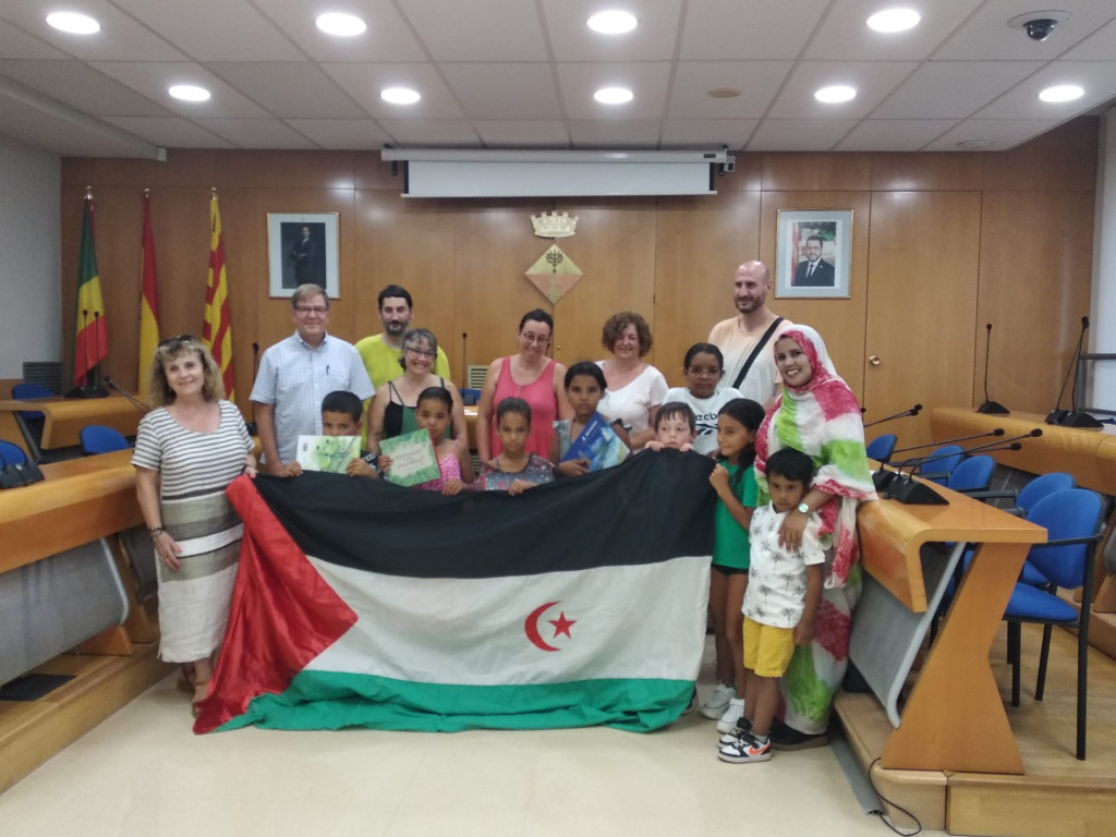 Recepció a la Sala de Plens de l'ajuntament dels nens i nenes sahrauís i les seves famílies d'acollida. 