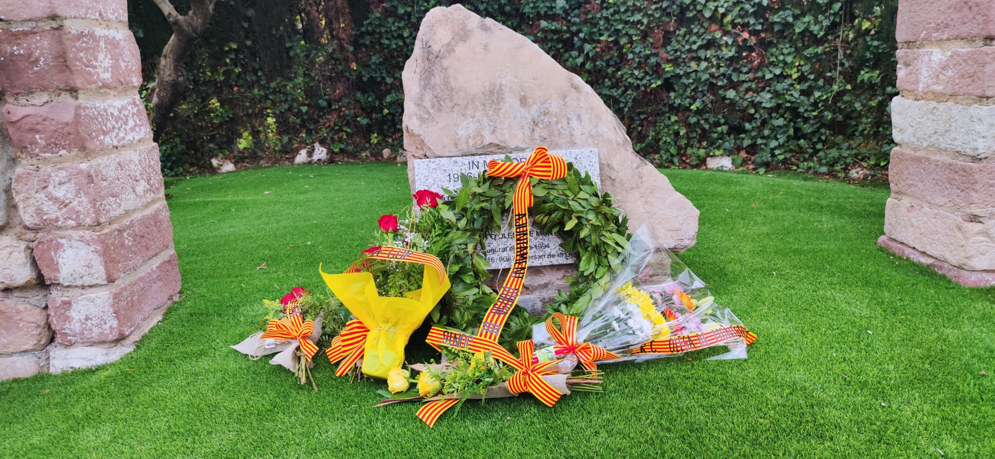 Ofrena floral al cementiri de Can Singla. Diada de Tots Sants 2023.