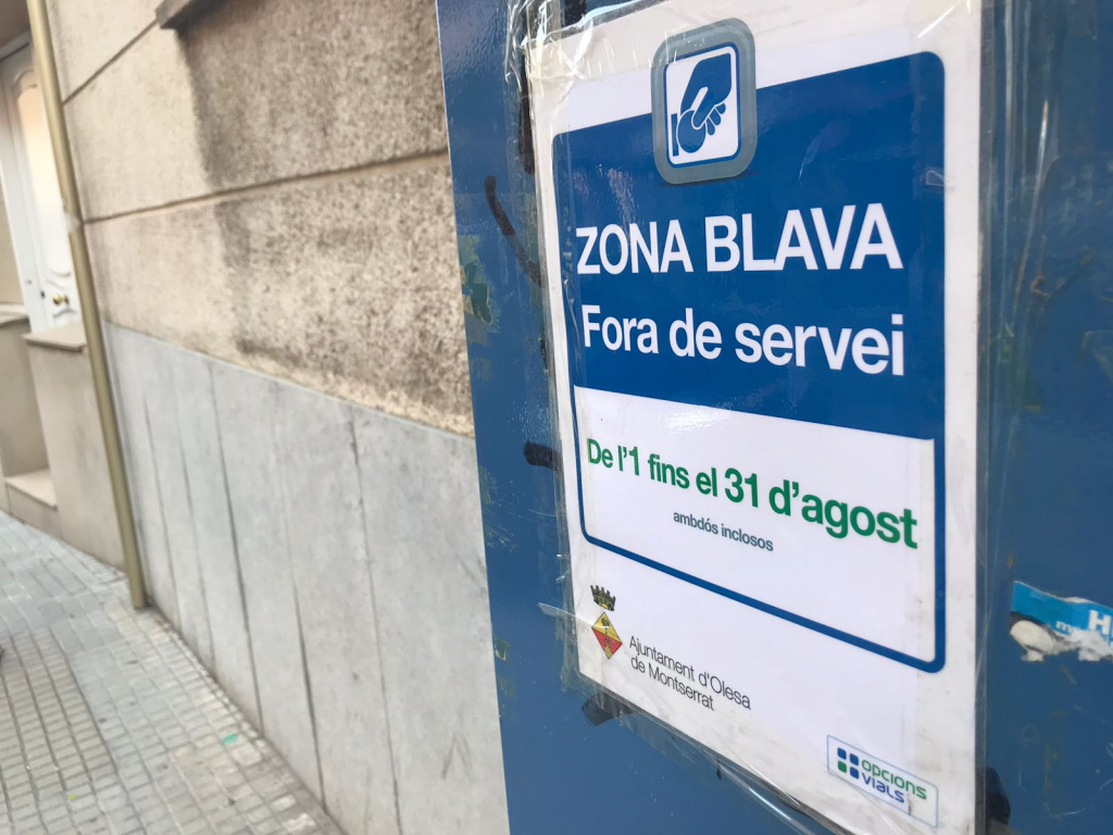 Imatge d'un cartell de la Zona Blava fora de servei per gratuïtat a l'agost