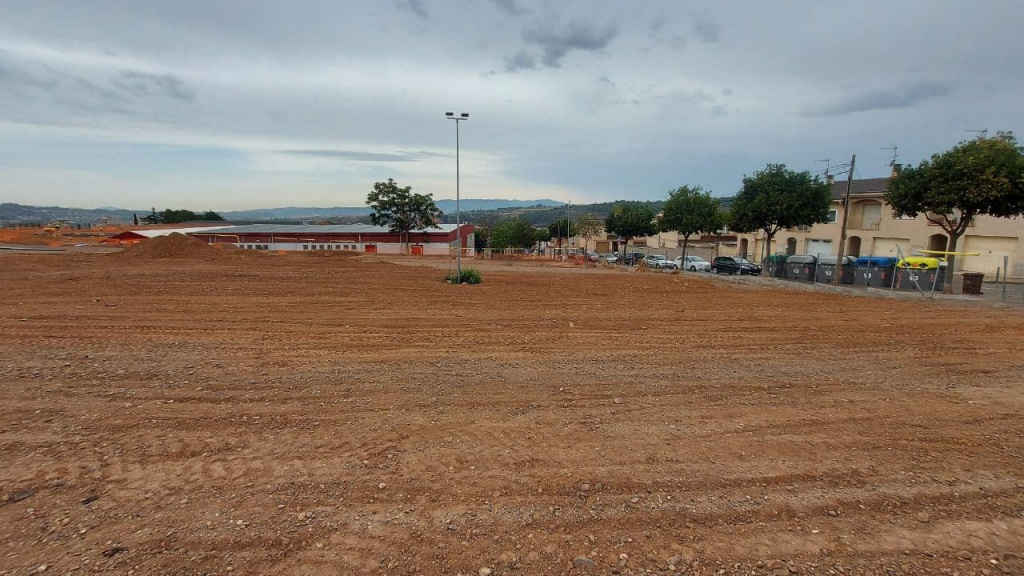 Ja s'ha restablert el camí de Can Llimona que havia quedat afectat arran de les obres que s'estan executant de Cal Candi. El camí adreçat als vianants anirà per la perllongació del carrer Empordà des del carrer de Conflent, que en un futur serà l'accés definitiu. Concretament, s'ha fet aquesta actuació des de la intersecció dels carrers de Conflent, el torrent de Can Llimona i el carrer de Mestre Llongueras (la zona del final del Portal de Santa Oliva). El camí que hi havia al costat de la tuberia ara s'ha 