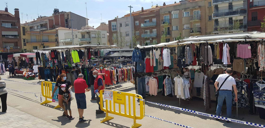 El mercat ambulant dels divendres recupera les parades habituals amb l'ampliació d'espais i noves mesures de seguretat