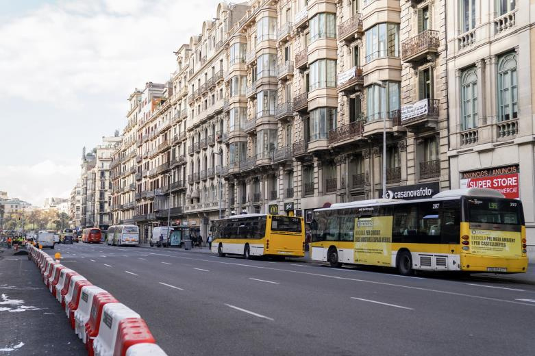 Barcelona canvia d'ubicació les parades de busos de les línies Olesa-Manresa a ronda Universitat