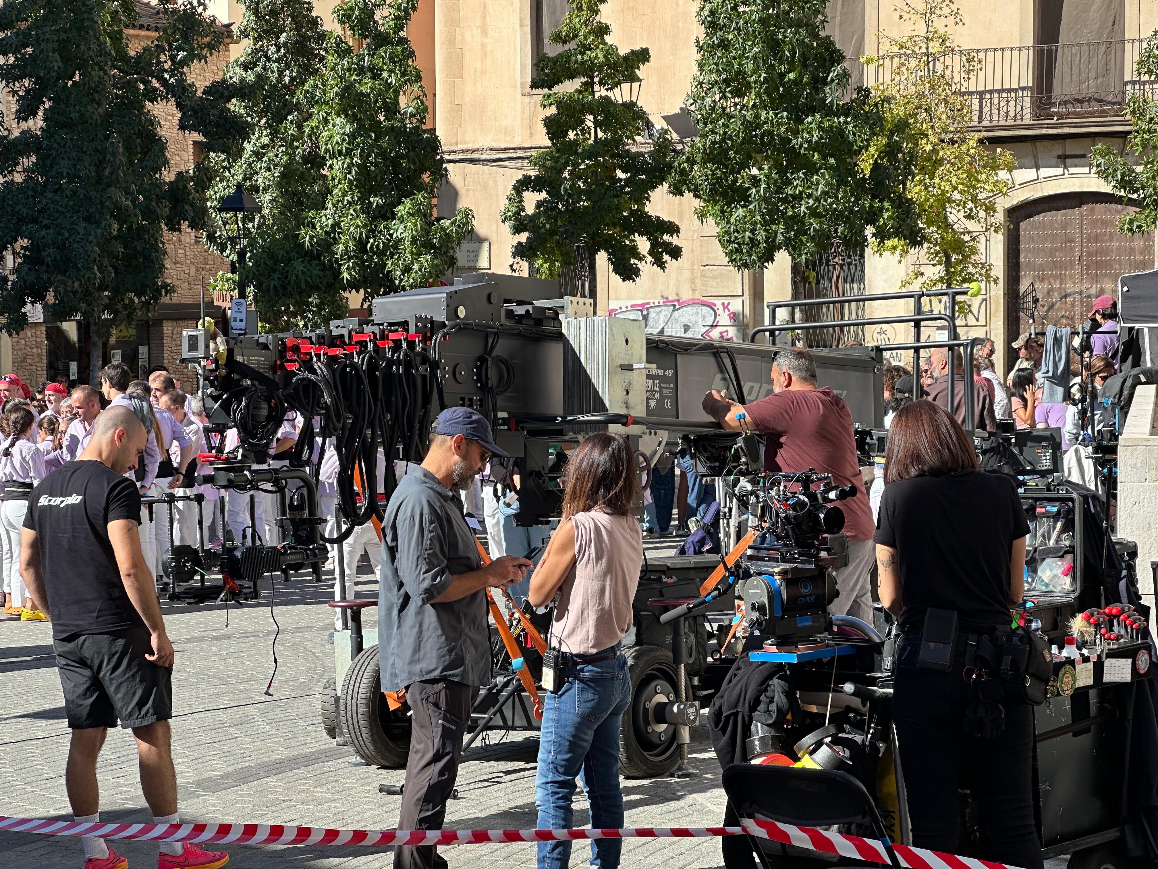 El productor Oriol Maymó parla amb la directora Leticia Dolera durant el rodatge de la sèrie Pubertat a la plaça de les Fonts