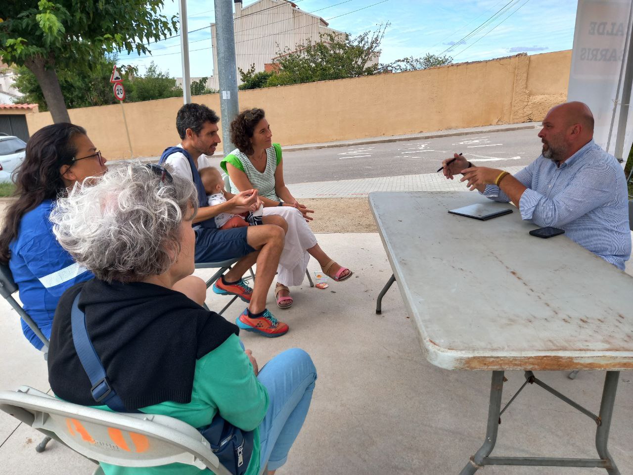 Jordi Parent atén als ciutadans del Collet de Sant Joan