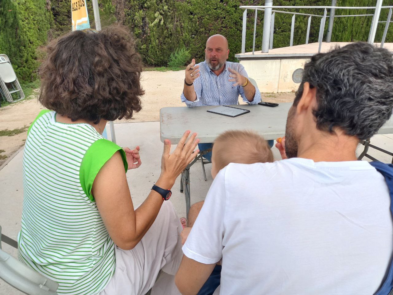 Jordi Parent atén als ciutadans del Collet de Sant Joan