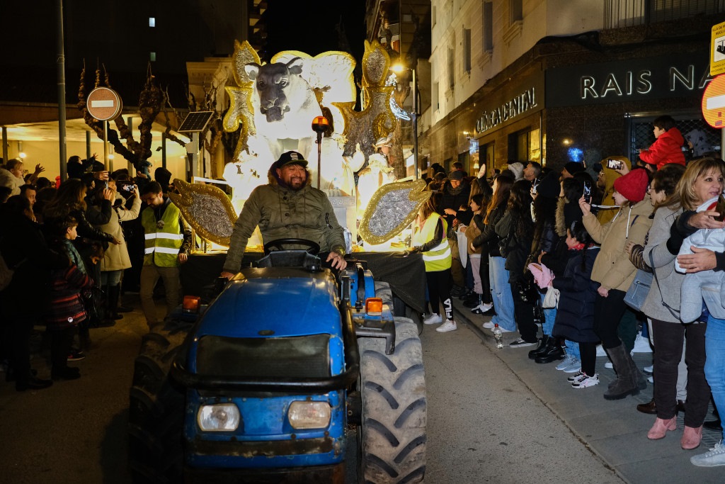 Parada a la Plaça de la Sardana de les carrosses dels Reis Mags