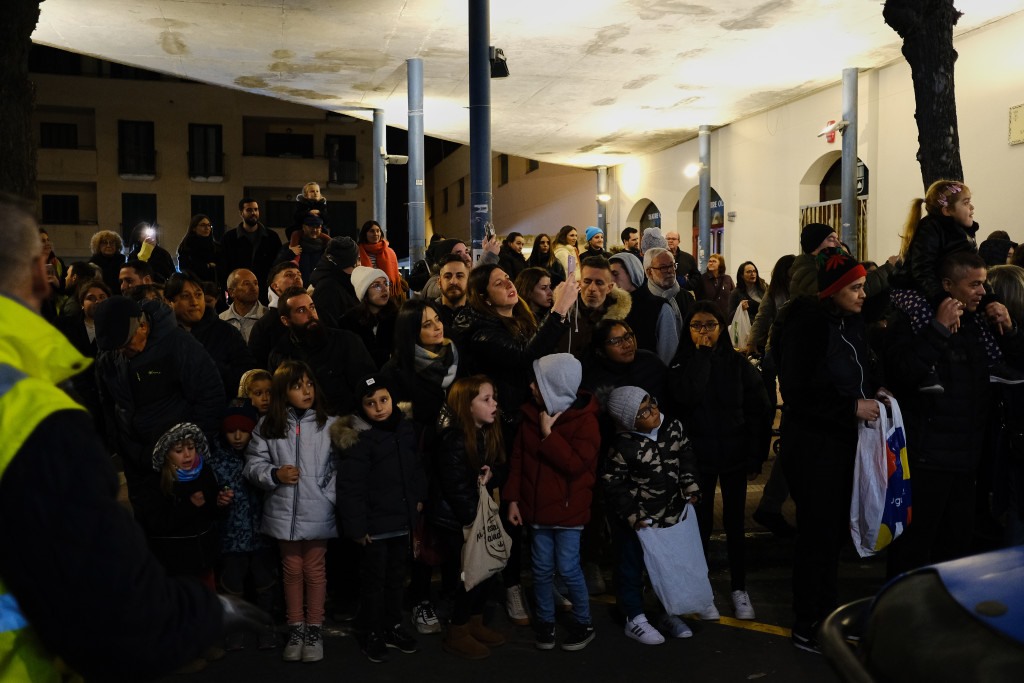 Grup de persones fent fotos a les carrosses