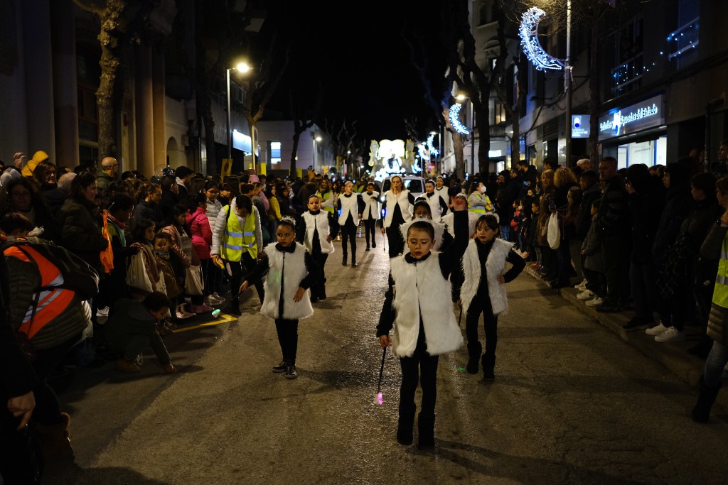 Grup de majorettes davant de les carrosses