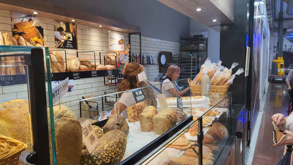 Pans de diferents tipus al forn de dintre el mercat