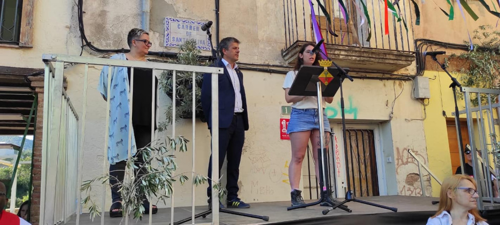 Lectura d'un text al porxo de Santa Oliva amb l'alcalde Miquel Riera
