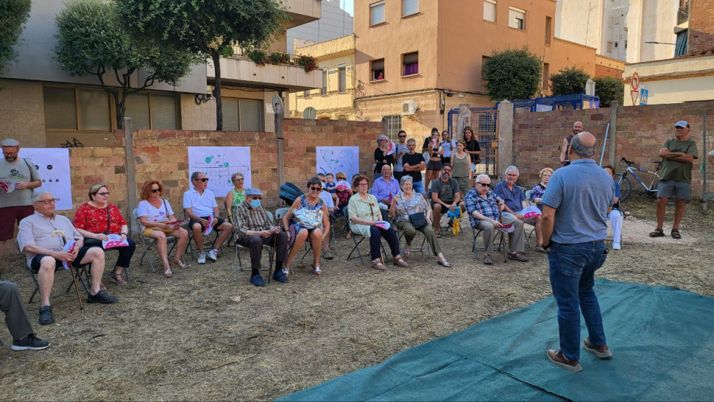 Explicació als assistents de la nova plaça