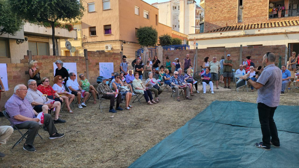 Explicació als assistents de la nova plaça