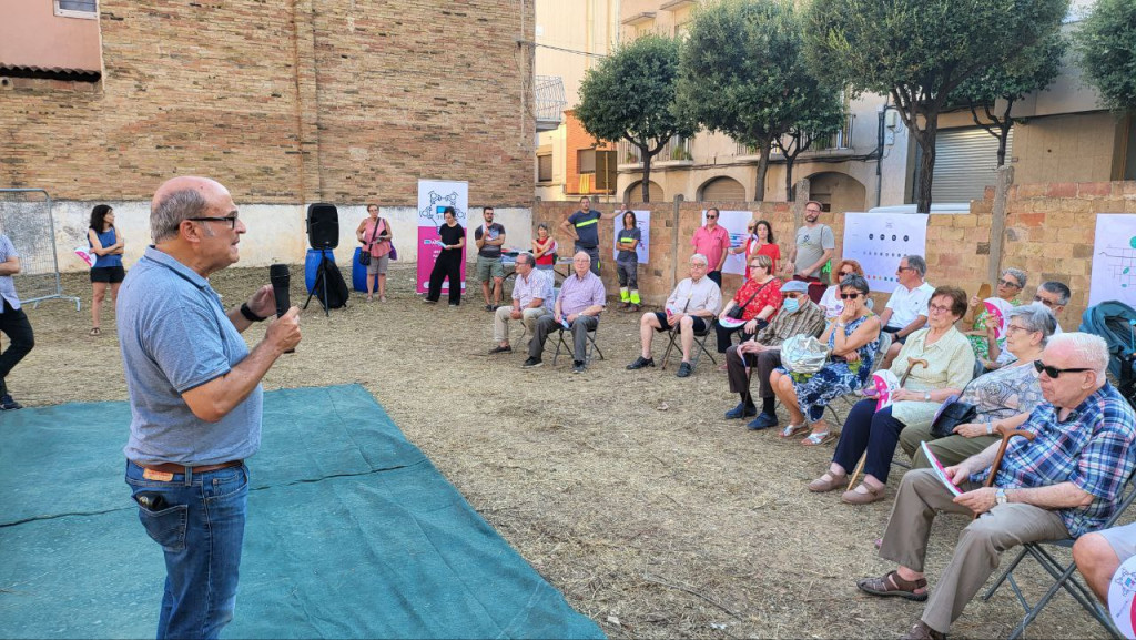 Explicació als assistents de la nova plaça