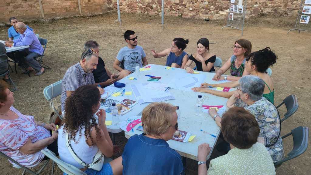 Taula amb participants del Taller Participatiu