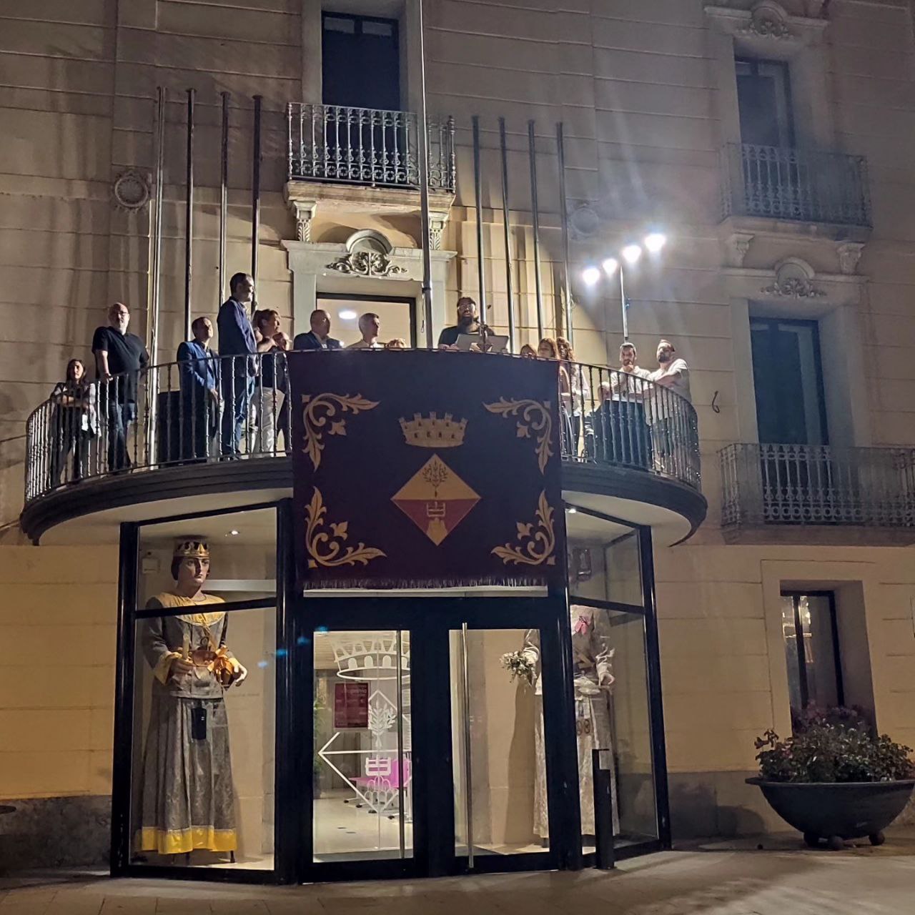 Festa dels Miquelets 2023: acte institucional des del balcó de l'Ajuntament.
