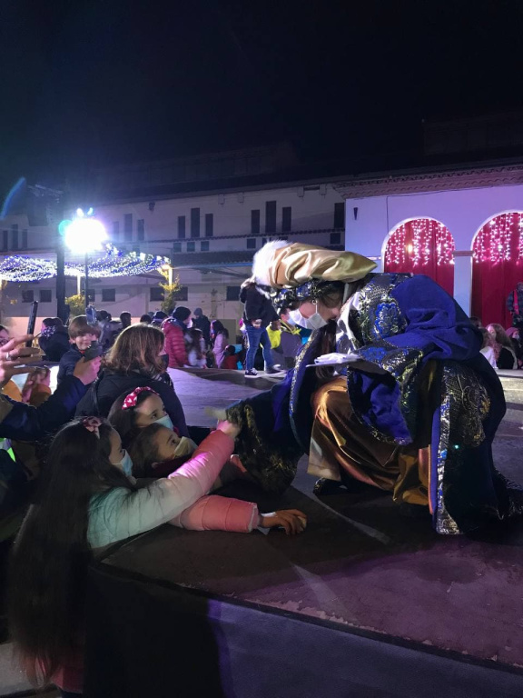 Nens i nenes parlant amb el patge reial a la Plaça del Mercat 