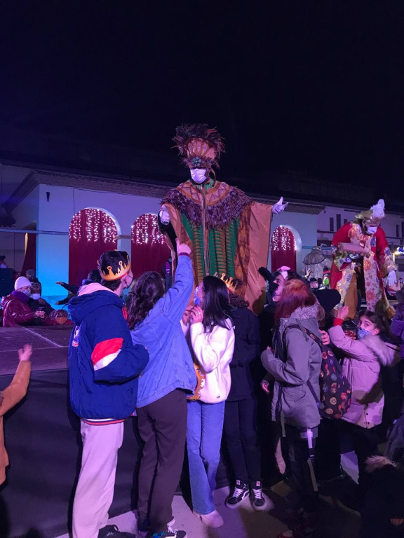 El Rei Mag amb els infants davant de la Plaça del Mercat