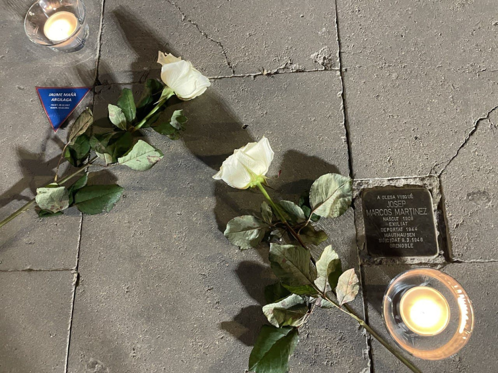 ofrena floral a la llamborda d'una víctima olesana dels camps de concentració nazis