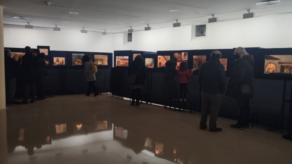 Assistents a l'exposició de diorames i pessebres a la Casa de Cultura