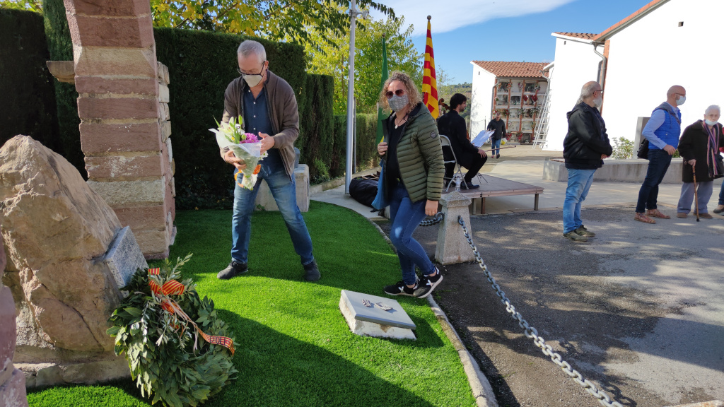 Ofrena floral ERC al Cementiri de Can Singla