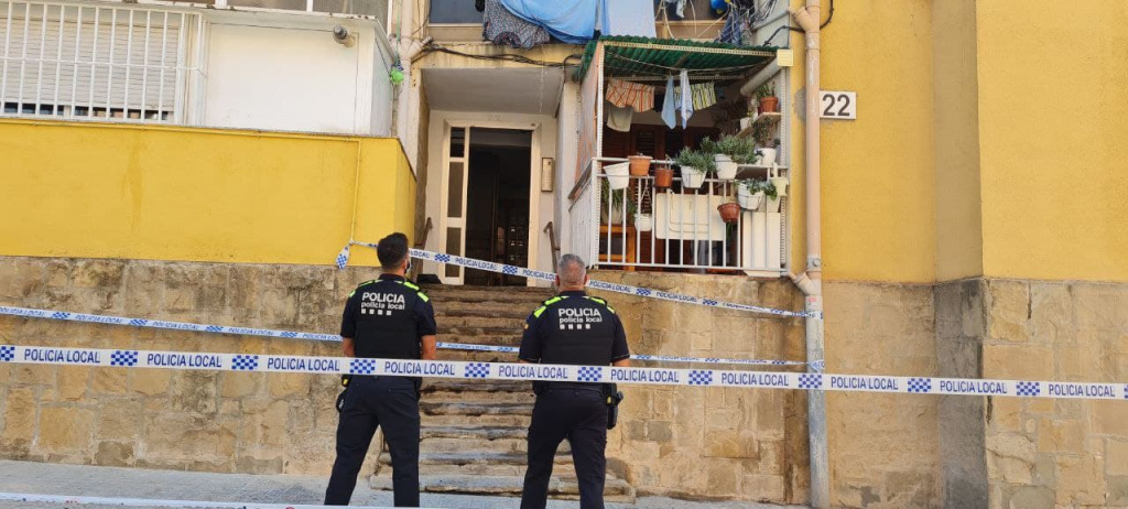 Dos agents de la policia a la porta de l'edifici de St. Bernat