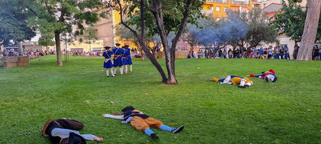 Camp de batalla amb miquelets fent el mort