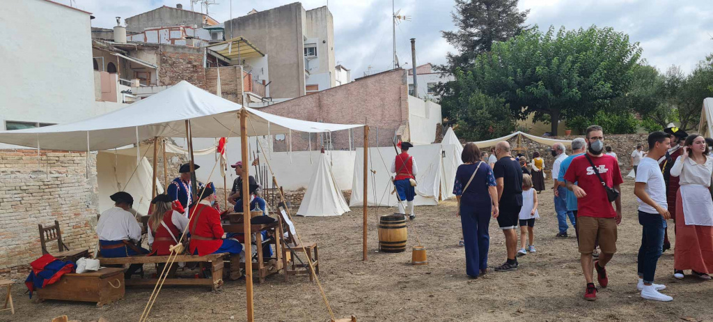 Assistents al campament Militar al Pati de Cal Puigjaner