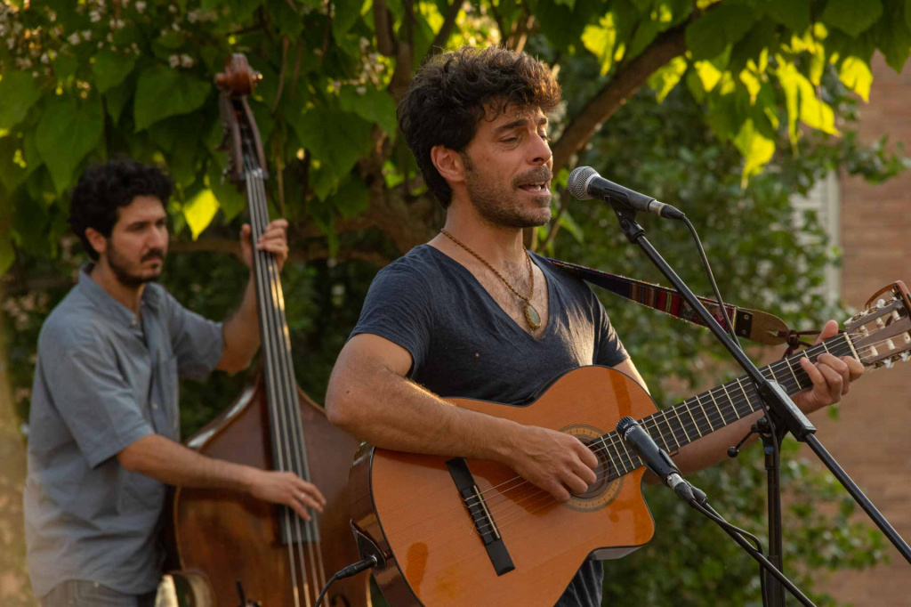 Integrants del grup Questioni Meridionali al Parc del Porxo cantant