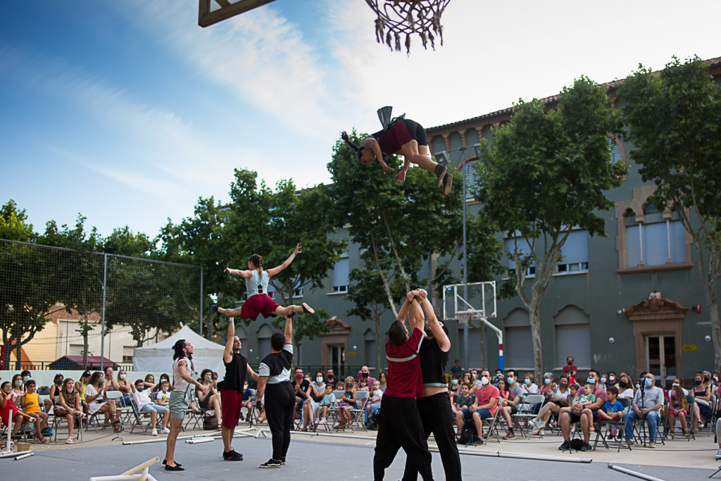 Grup de dansa en el pati de l'Escola Montserrat fent acrobàcies