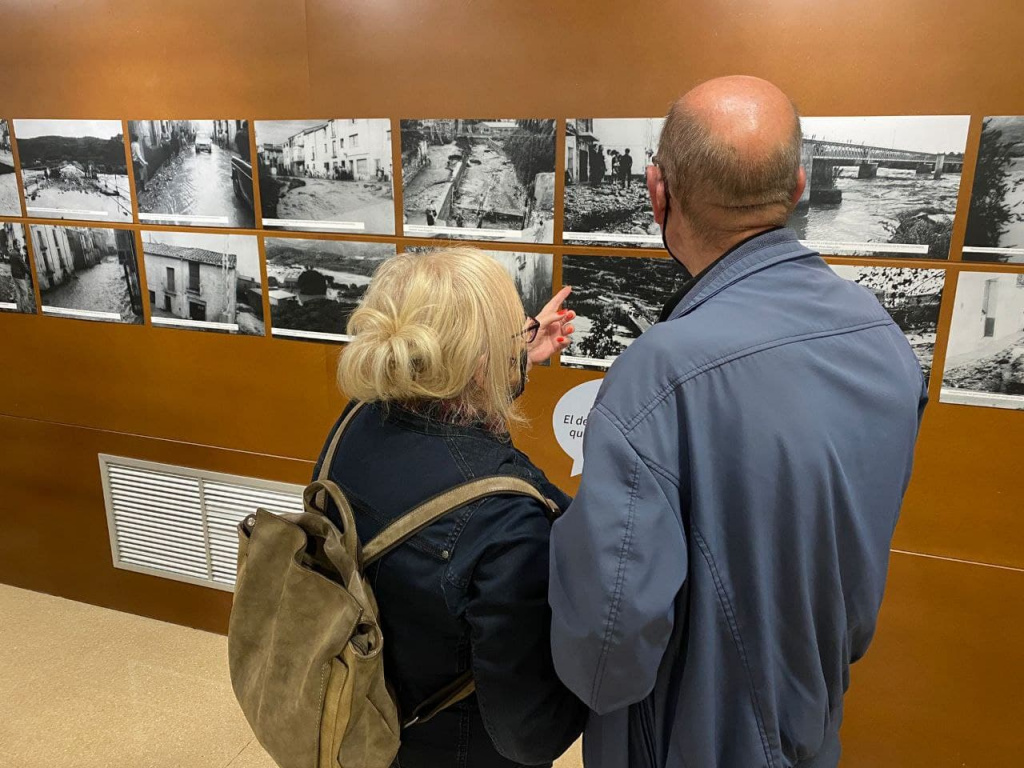 Assistents a l'exposició dels aiguats de 1971