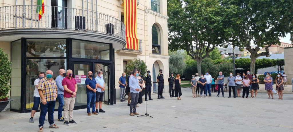 Alcalde i Regidors en un minut de silenci davant l'Ajuntament