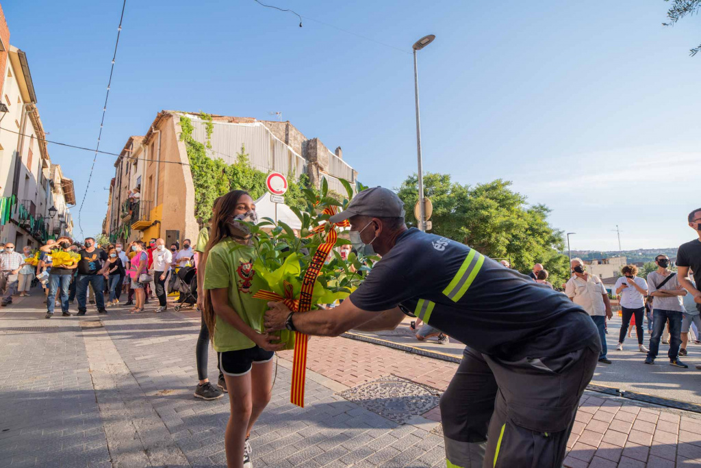 Ofrena floral d'una noia a Santa Oliva