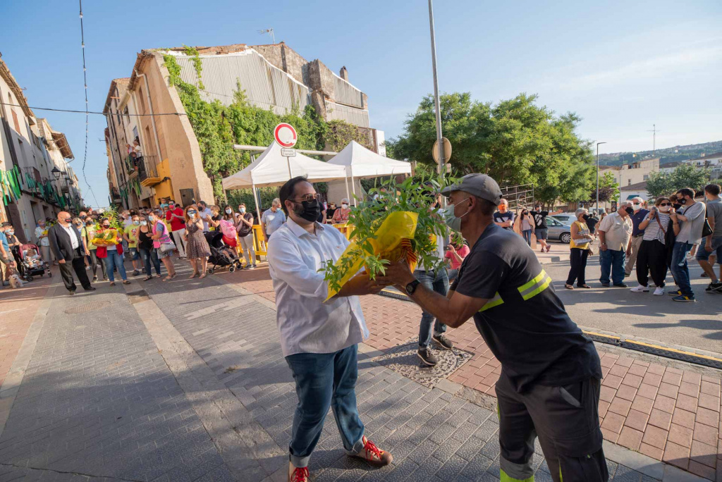 Ofrena floral d'un senyor a Santa Oliva