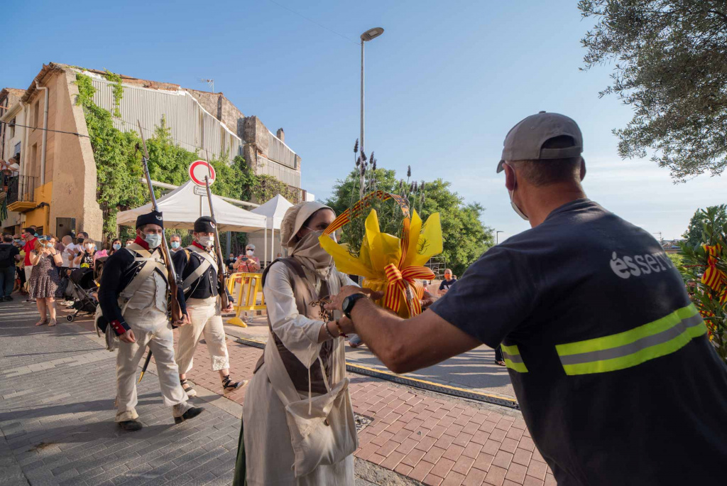 Ofrena floral d'una noia caracteritzada de la Festa dels Miquelets