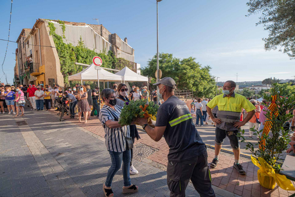 Ofrena floral d'una senyora a Santa Oliva