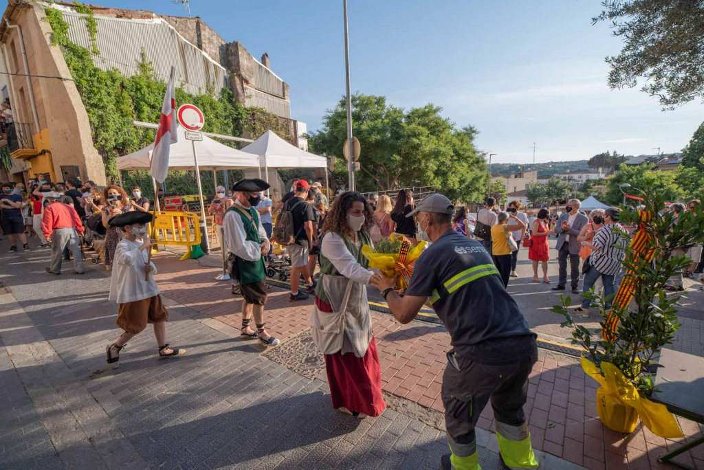 Ofrena floral d'una noia caracteritzada de la Festa dels Miquelets