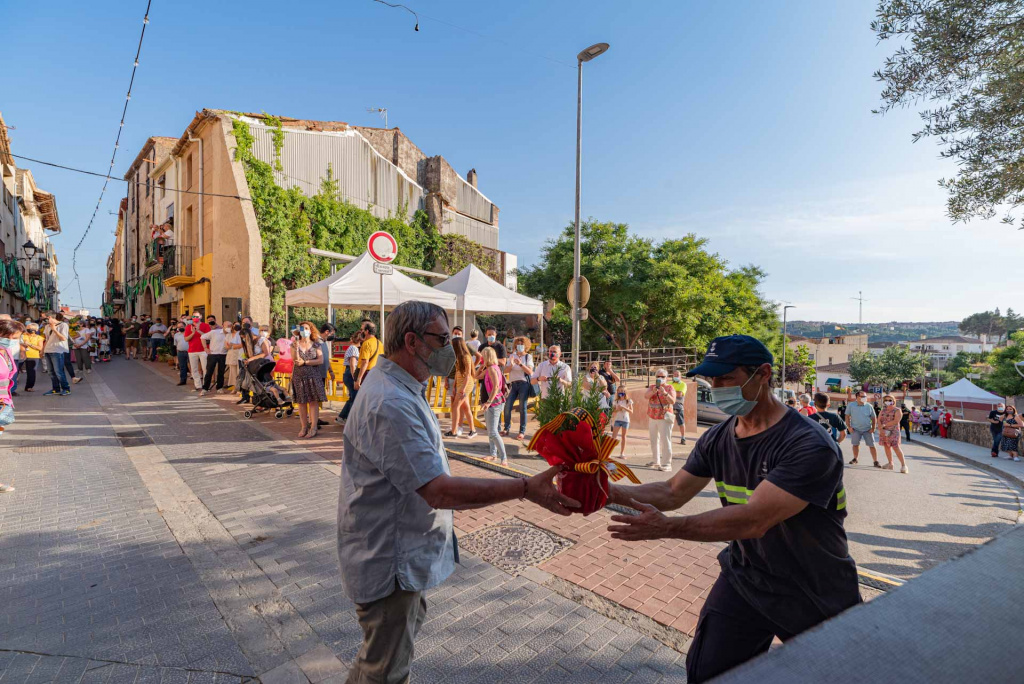 Ofrena floral per part d'un ciutadà