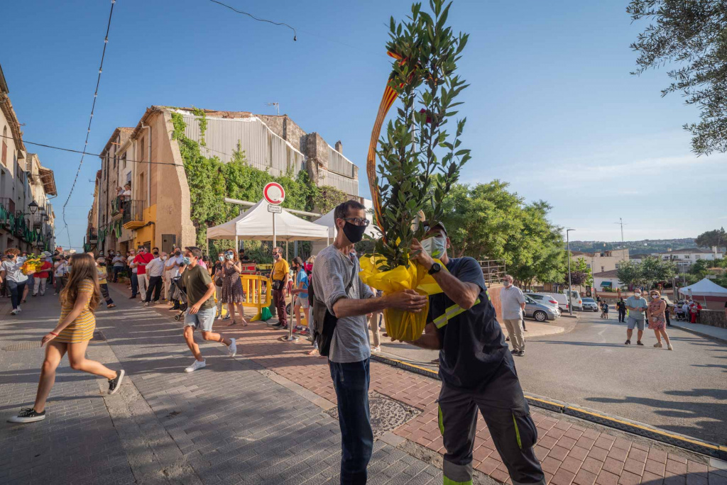 Ofrena floral d'un noi a Santa Oliva